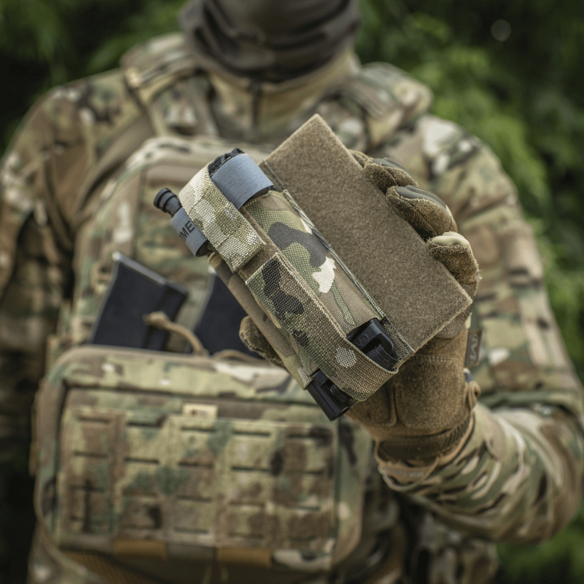 M‑Tac Tourniquet Pouch Elastic Gen.5 i brug på taktisk udstyr med hurtig adgang og sikker fastgørelse i Cordura 500D materiale.
