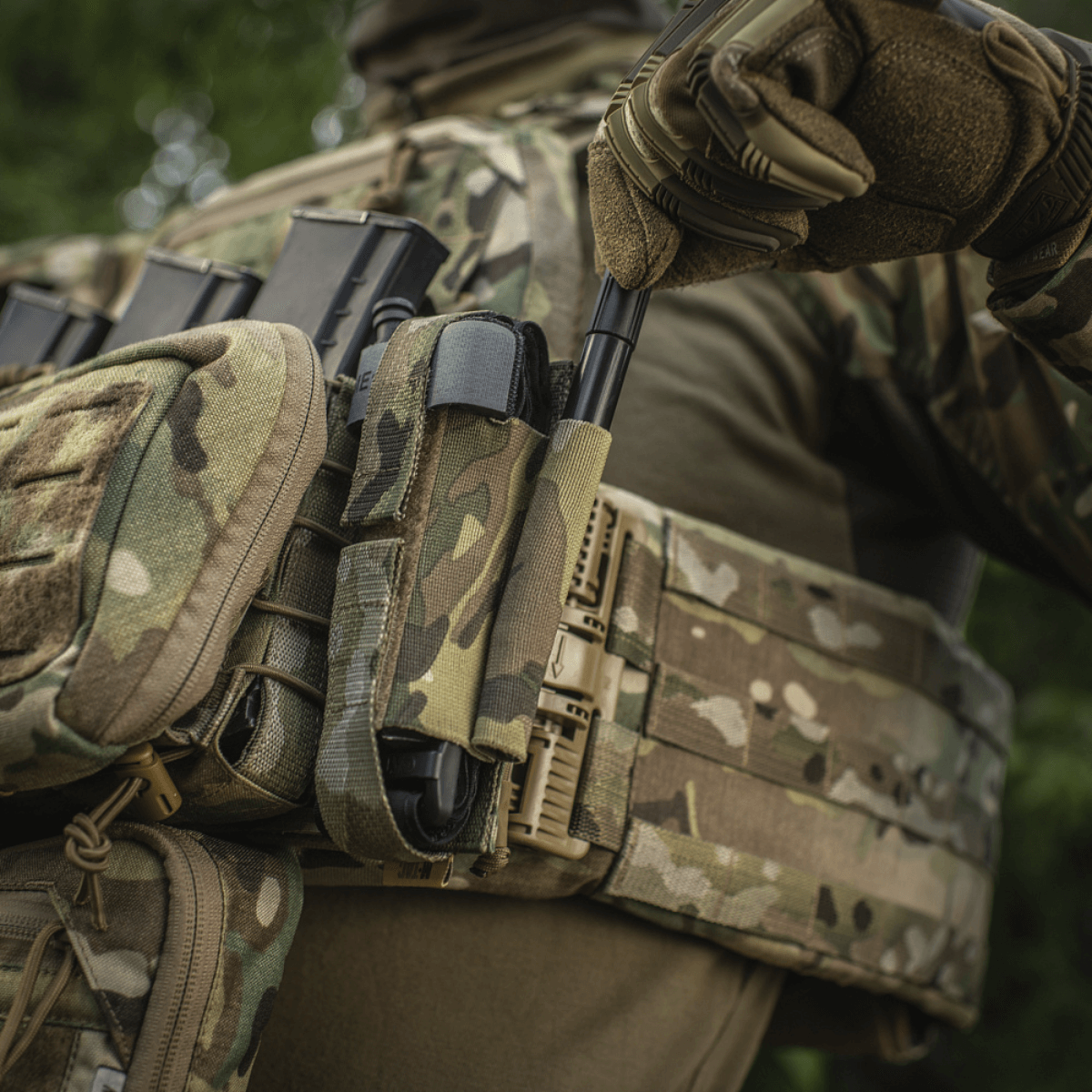 M‑Tac Tourniquet Pouch Elastic Gen.5 monteret på taktisk udstyr i camouflagedesign.