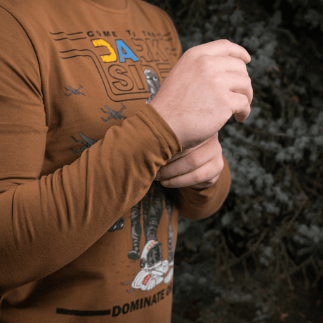 Person iført M-Tac T-Shirt UA Side Langærmet i brun med print, komfortabel og elastisk pasform