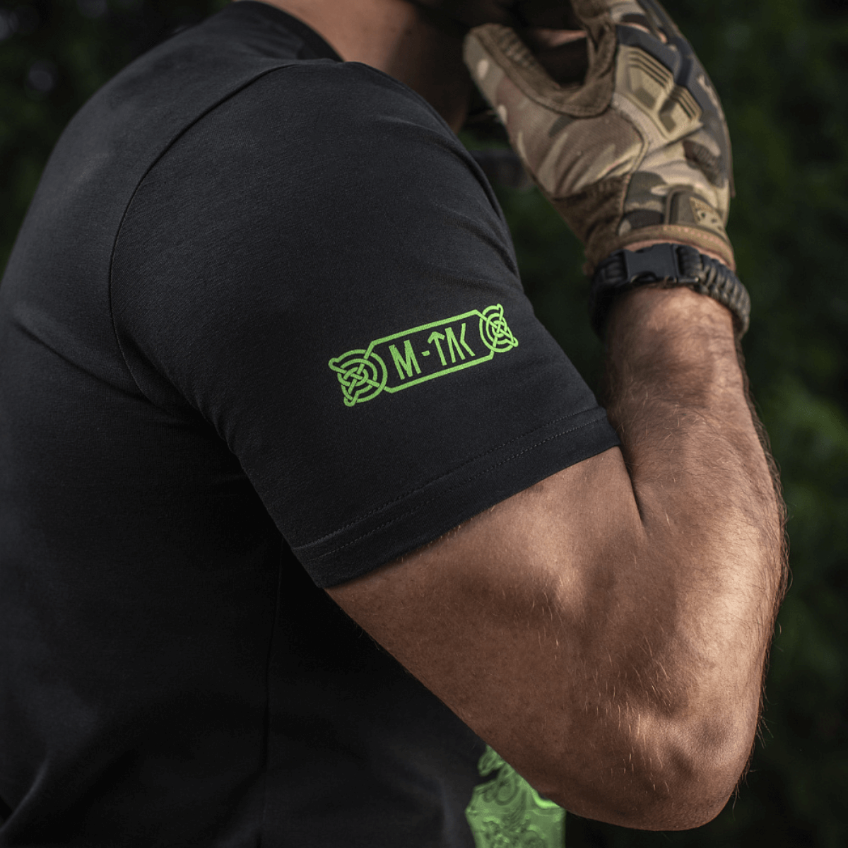M-Tac T-Shirt Night Vision set fra siden med detalje af logo, designet med Odin og "Valhalla Calling" tekst, i blød bomuldsblanding.
