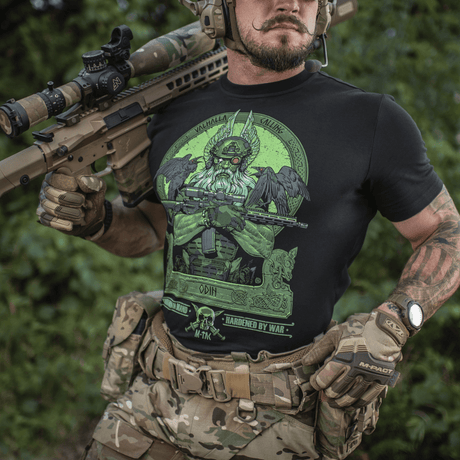 M-Tac T-Shirt Night Vision med Odin-print og kampudstyr, inklusive NVG-hjelm, og teksten 'Valhalla Calling'. Komfortabel bomuldsblanding.