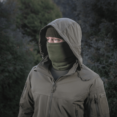 M-Tac Tube Scarf Polartec multifunktionelt halstørklæde i naturen, ideelt til udendørs aktiviteter som jagt og cykling i kolde årstider.