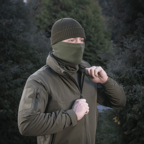M-Tac Tube Scarf Polartec i brug som halstørklæde og ansigtsmaske i udendørs vintermiljø, ideel til kolde årstider og udendørs aktiviteter.