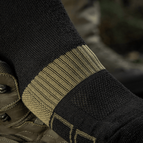 M-Tac Vinter Sokker med elastisk kant, designet til mænd med varmebevarende thermozoner, der sikrer komfort i koldt vejr.