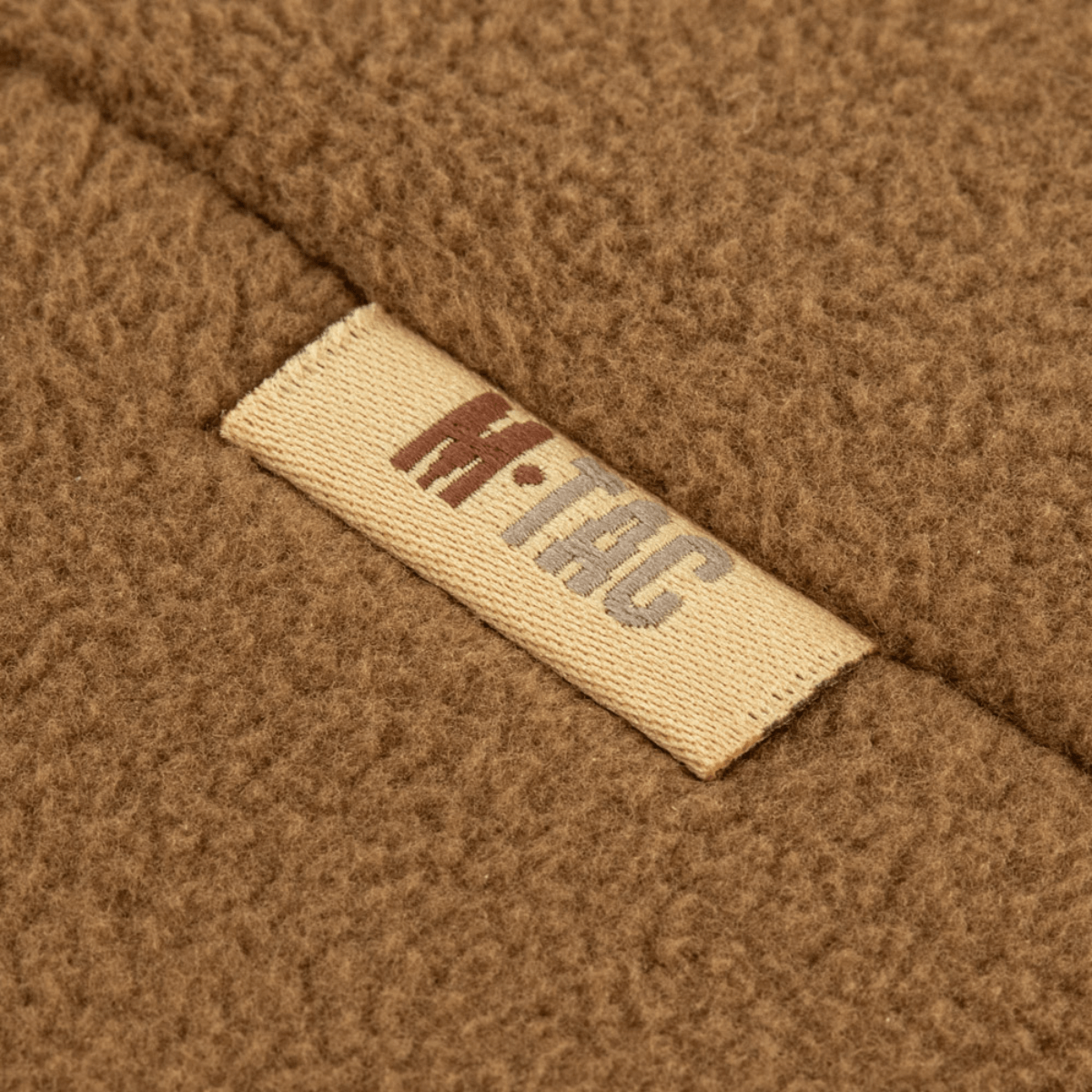 Detalje af M-Tac Watch Cap Elite Fleece Beanie Hat Slimtex i brun, med mærkelabel og slidstærkt fleece materiale, ideel til vinteraktiviteter.