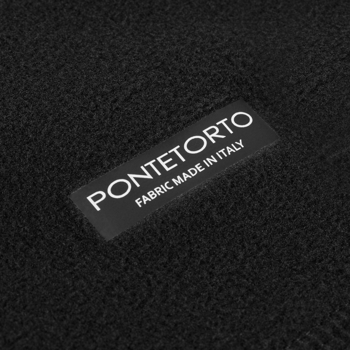 Nærbillede af M-Tac Centurion Microfleece Jakke med Pontetorto materiale, der viser etiketten 'Fabric Made in Italy'.