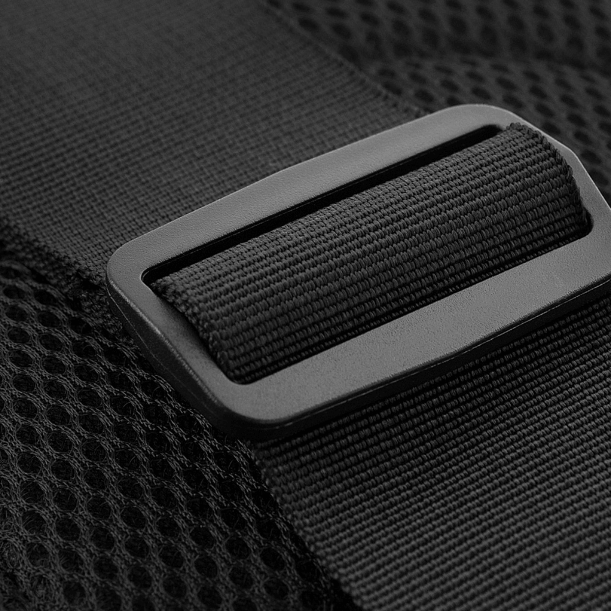 Nærbillede af M-Tac Urban Line City Patrol Fastex Taske skulderbånd i sort polyester med PVC-coating.