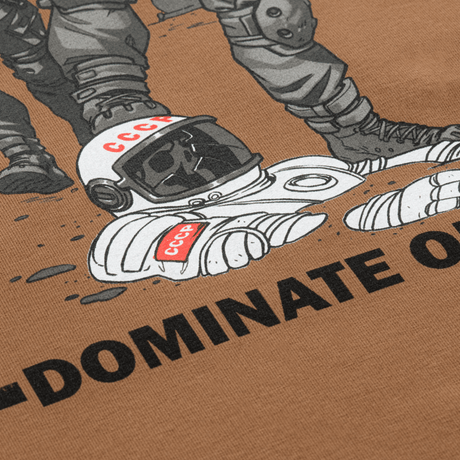 Illustration fra M-Tac Raglan T-Shirt UA Side med astronaut og tekst, CCCP tema, af MagnaColours® på brun baggrund.