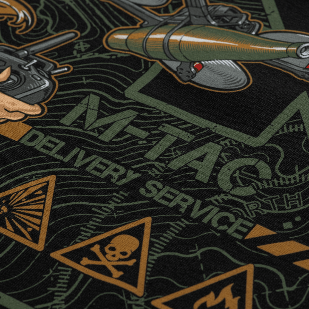M-Tac T-Shirt Delivery Service design med amerikansk Pin-Up-kultur, FPV-briller og drone, omkranset af symboler og "Death from Above" tekst.