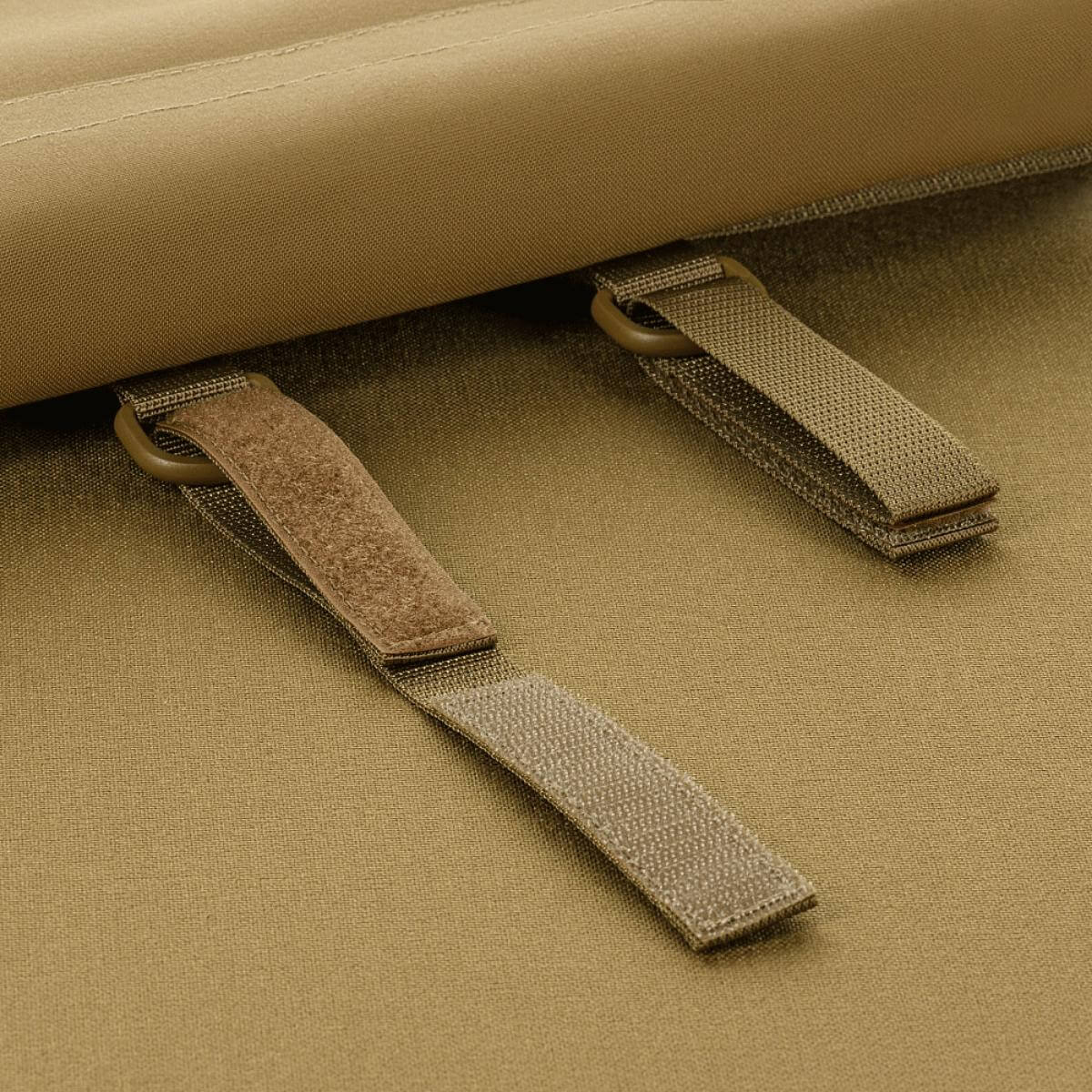 M-Tac taske til Bundeswehr liggeunderlag med velcro-stropper og MOLLE-system tilbehør i beige farve.