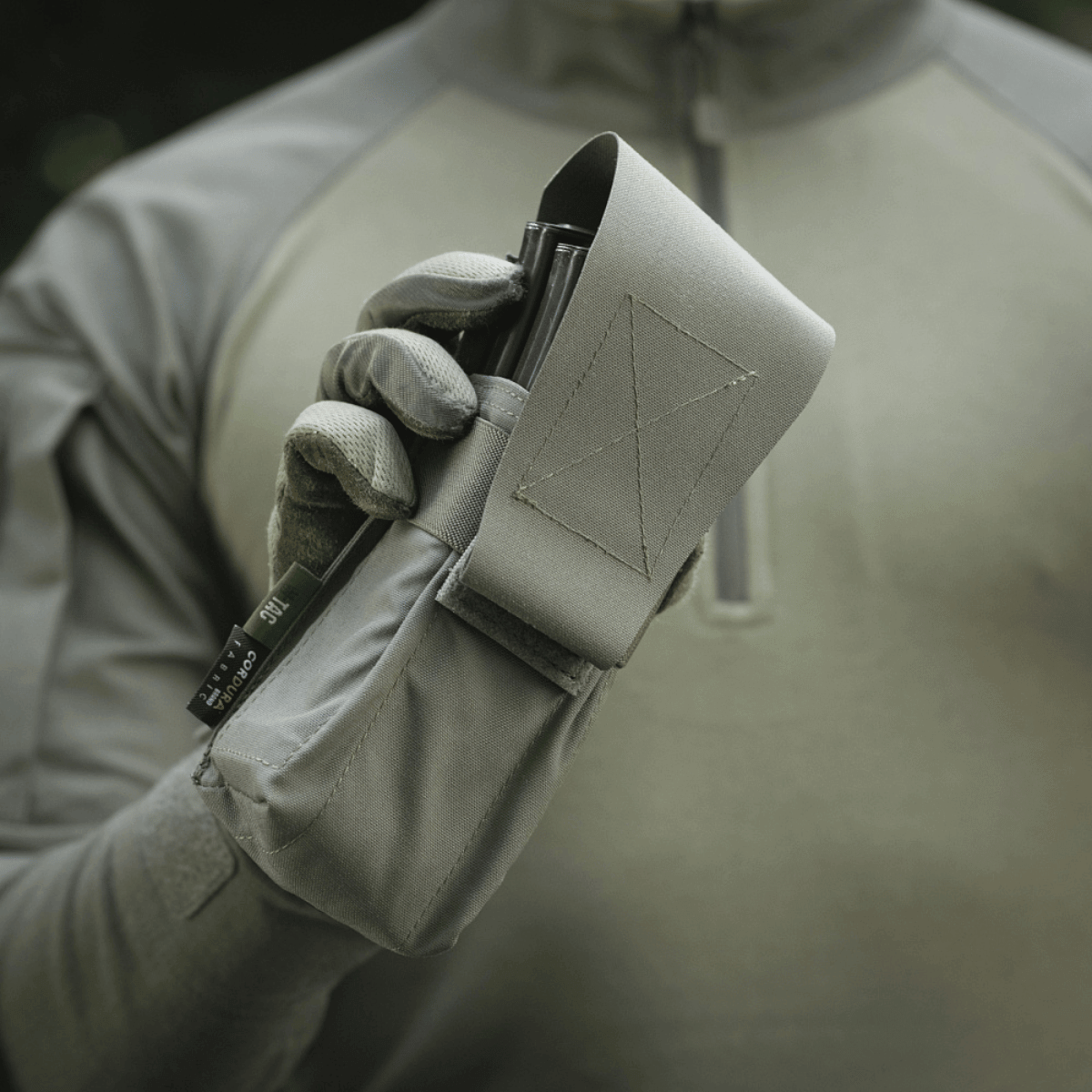Person holder M-Tac taske til 2 magasiner i holdbar Cordura materiale, brugt til taktisk udstyr til militær og politi.