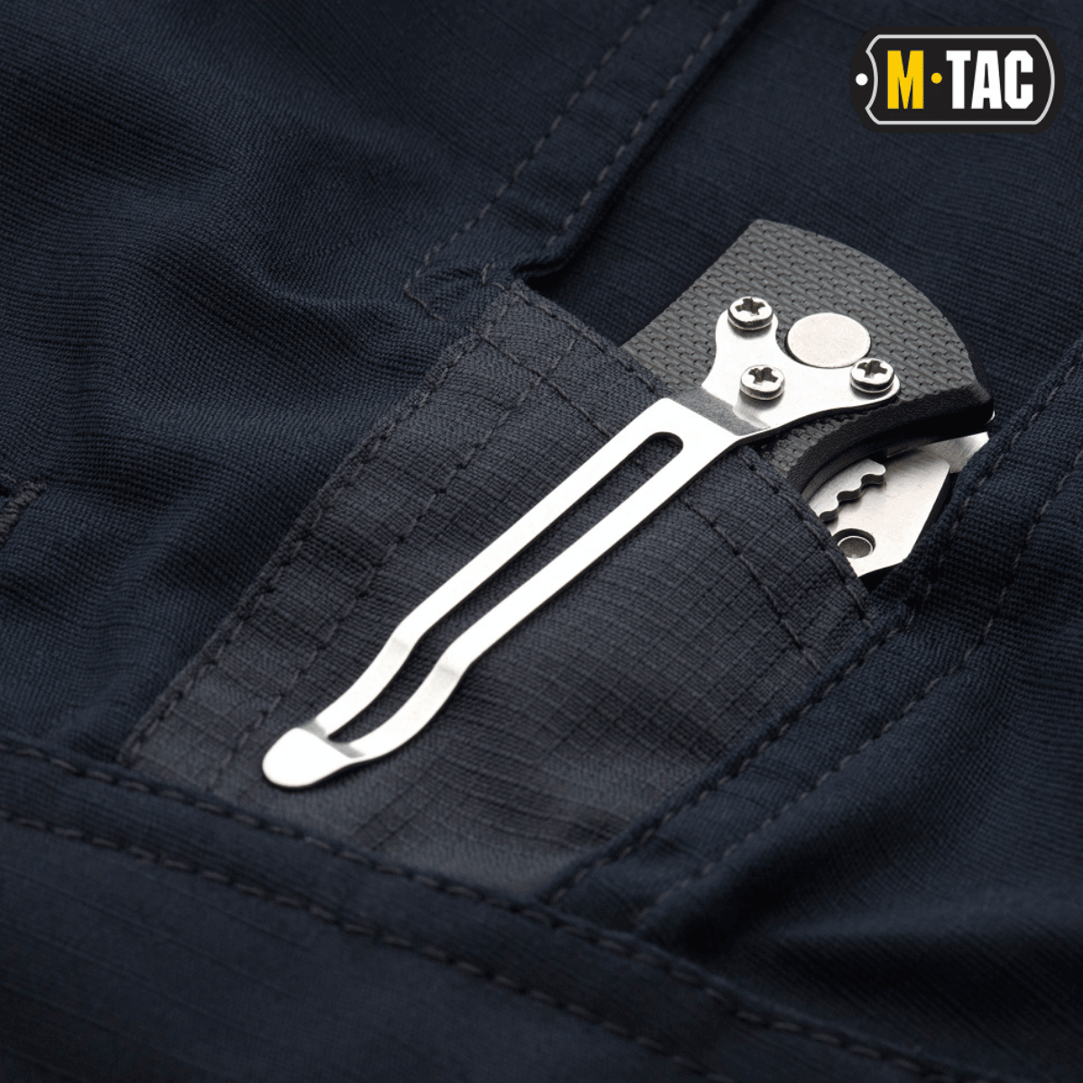 Nærbillede af lomme med kniv på M-Tac Taktiske Bukser Aggressor Gen. II Flex, åndbart rip-stop stof, ideel til flere udendørs aktiviteter.