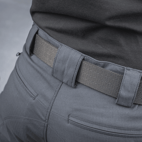 Nærbillede af M-Tac Bukser Aggressor Summer Flex i Rip-Stop nylon, ideel til taktik og komfort i varmt vejr.