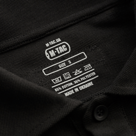 Størrelsesetiket på M-Tac Tactical Polo Shirt Langærmet 65/35 med 65% bomuld og 35% polyester, lavet i Ukraine.