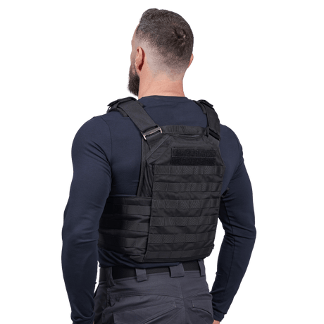 EA Plate Carrier Sort i galleri position 1 set bagfra med modulært bæresystem og robust materiale til NIJ-certificeret taktisk beskyttelsesvest.