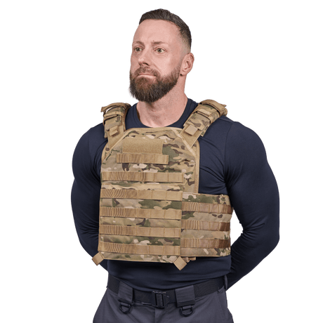 EA Plate Carrier Camo i camouflage med robust materiale til professionel brug, fleksibel skudsikker vest, galleri position 1 på model.