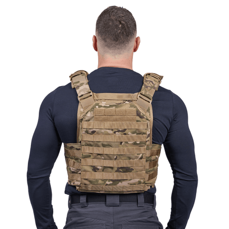 EA Plate Carrier Camo i camouflage mønster med slidstærkt materiale, fleksibel skudsikker plate carrier, galleri position 1 set bagfra på model