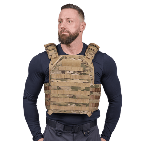 EA Plate Carrier Camo i camouflage med robust materiale og modulært design til professionel skudsikker kropsbeskyttelse, galleri position 1 på model.