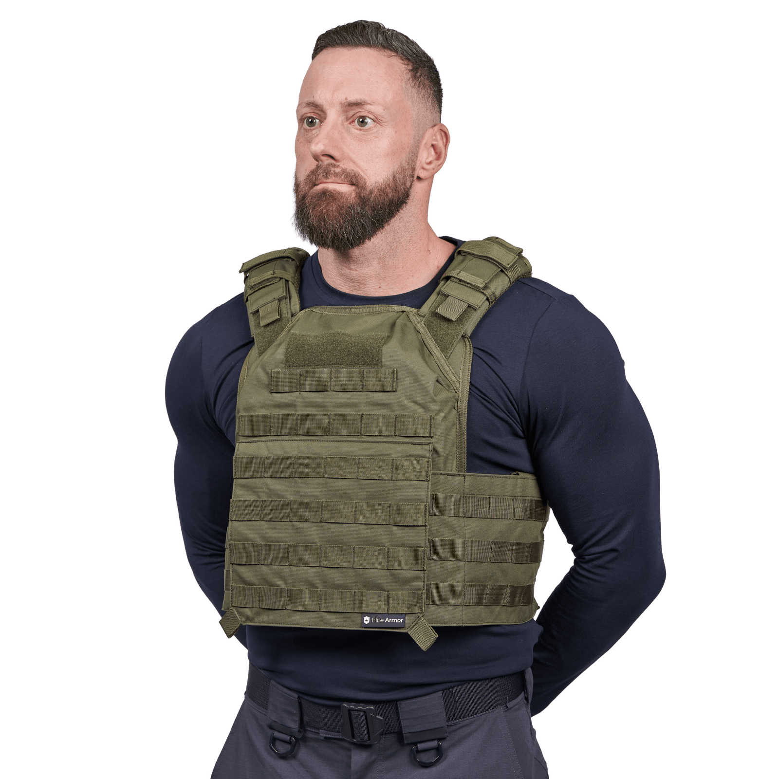 Mand iført Elite Armor Plate Carrier i grøn, set forfra i vinkel