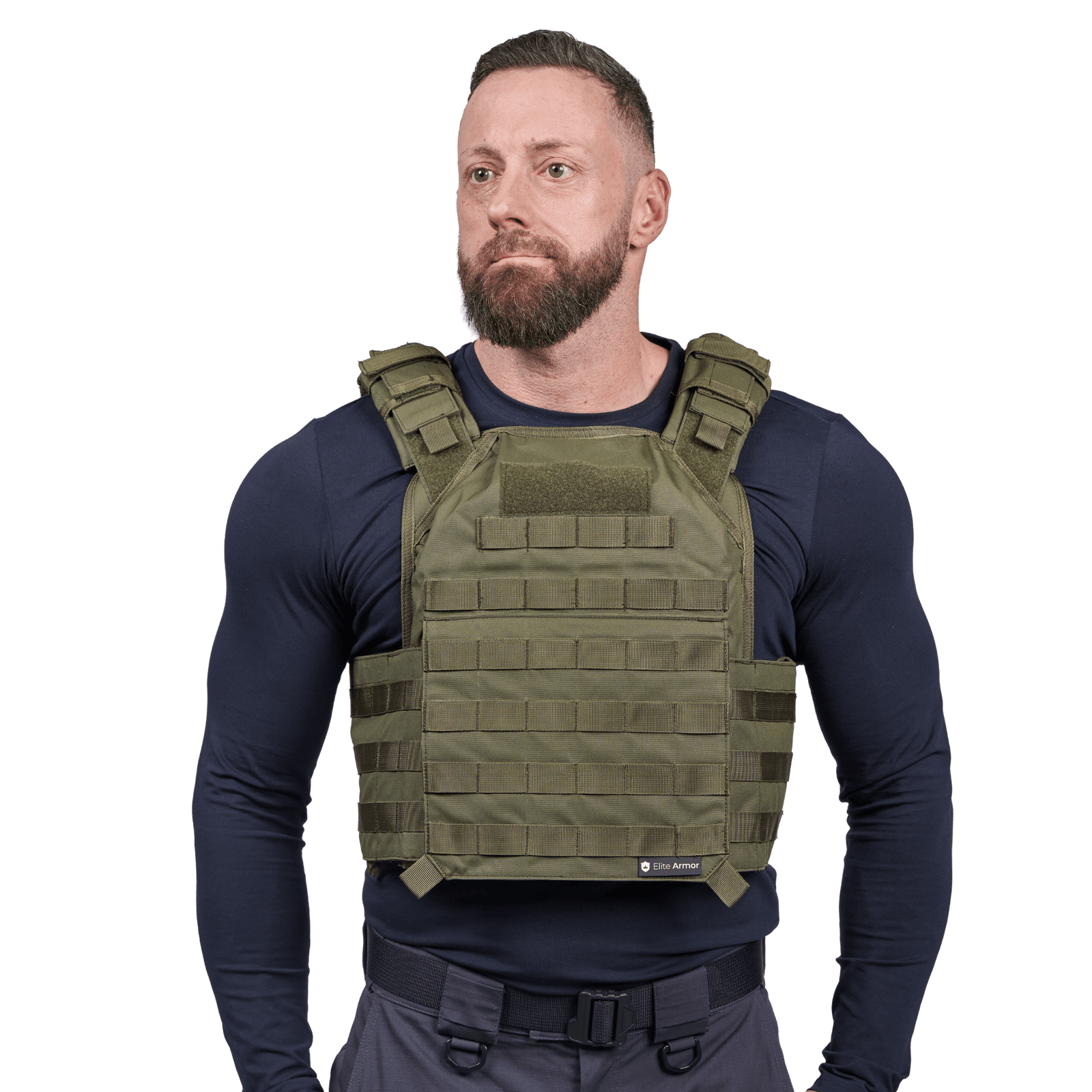 Mand iført Elite Armor Plate Carrier i grøn set forfra med fokus på pasform