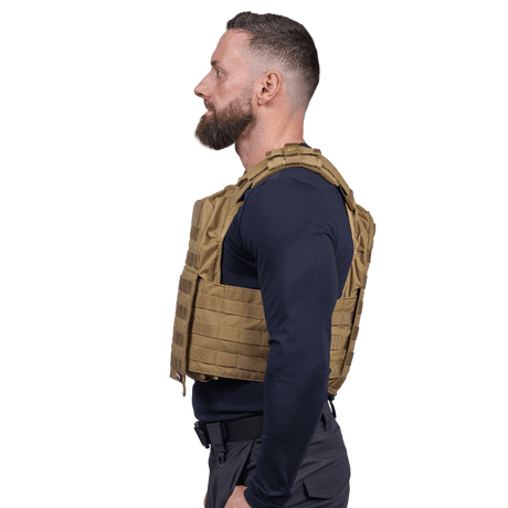 EA Plate Carrier Khaki i galleri position 1 med modulært design i slidstærkt materiale til NIJ-certificeret stik- og skudsikker vest.