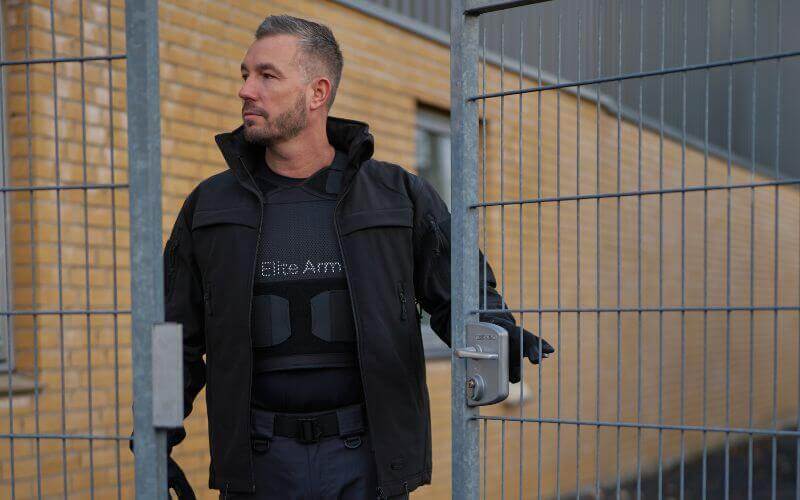 Detaljebillede af Elite Armor RX2 veste med model ved låge