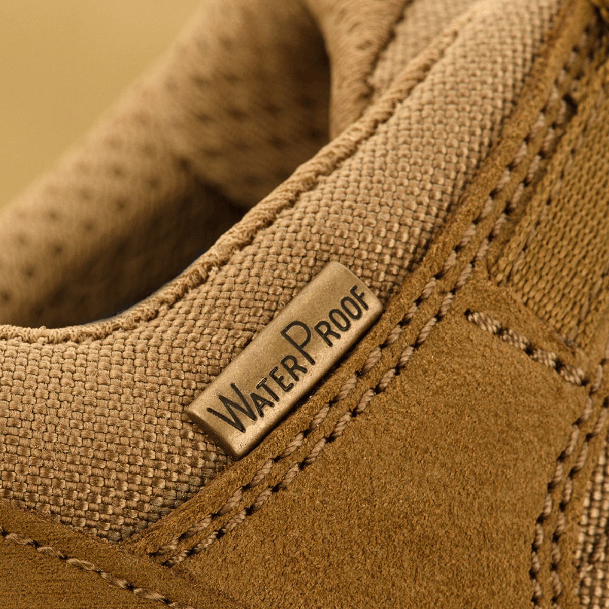 Tactical Sneakers Demi-Season – Let og komfortabel, nærbillede af vandtæt label på moderne, lette sko i ruskind og Cordura.