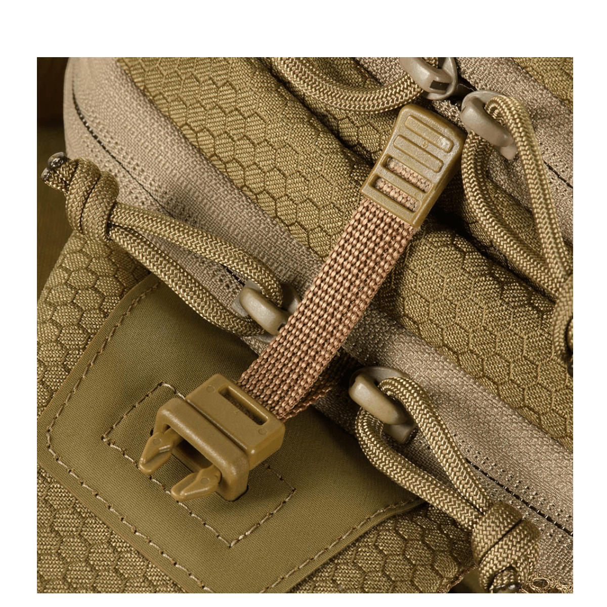 M-Tac Buckler Taske Elite Hex detaljeret syning og MOLLE-system i Hex-Cordura, fremhæver holdbarhed og tilslutningsmuligheder i tasken.