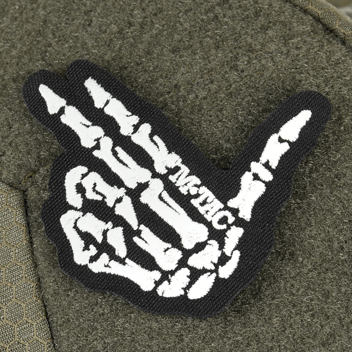 Patch på M-Tac Buckler Taske Elite Hex, sort skelet håndsignal med v-peace tegn, udendørs tilbehør.