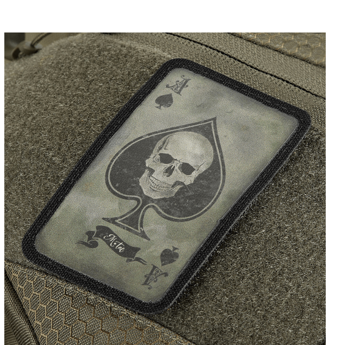 M-Tac Bat Wing Taske Elite Hex med Ace of Spades skull patch påslået