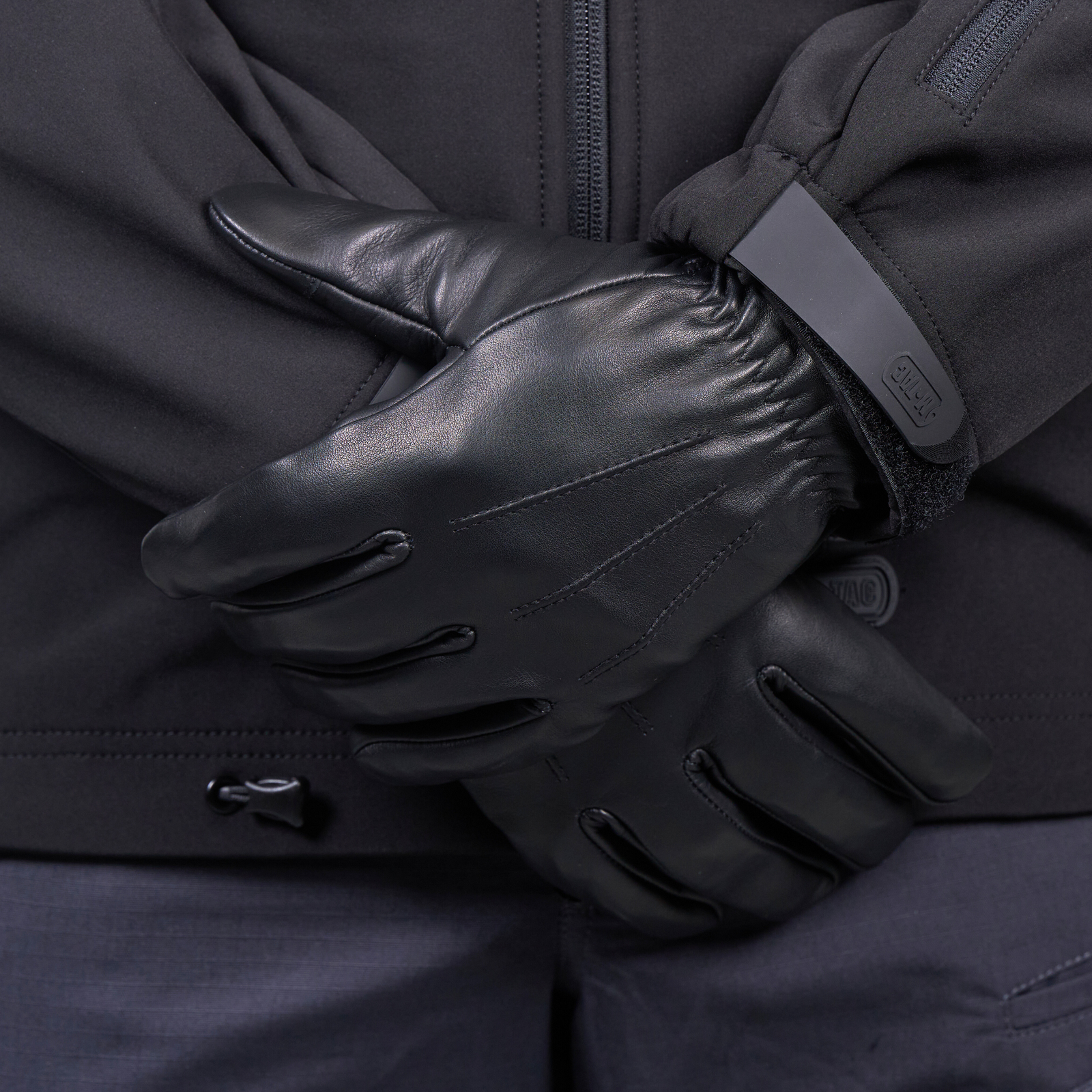 EA V.I.P snitsikre handsker set tæt på model