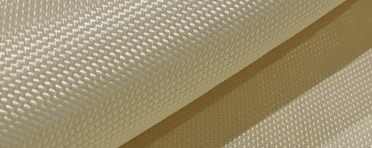 Hvilket materiale er en skudsikker vest lavet af?