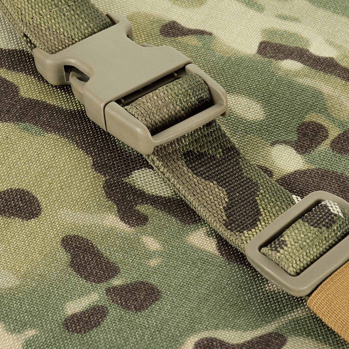 M-Tac Siddeunderlag med Bælte – Multicam i tæt detaljevisning viser det robuste bælte og Multicam-camouflage mønster.