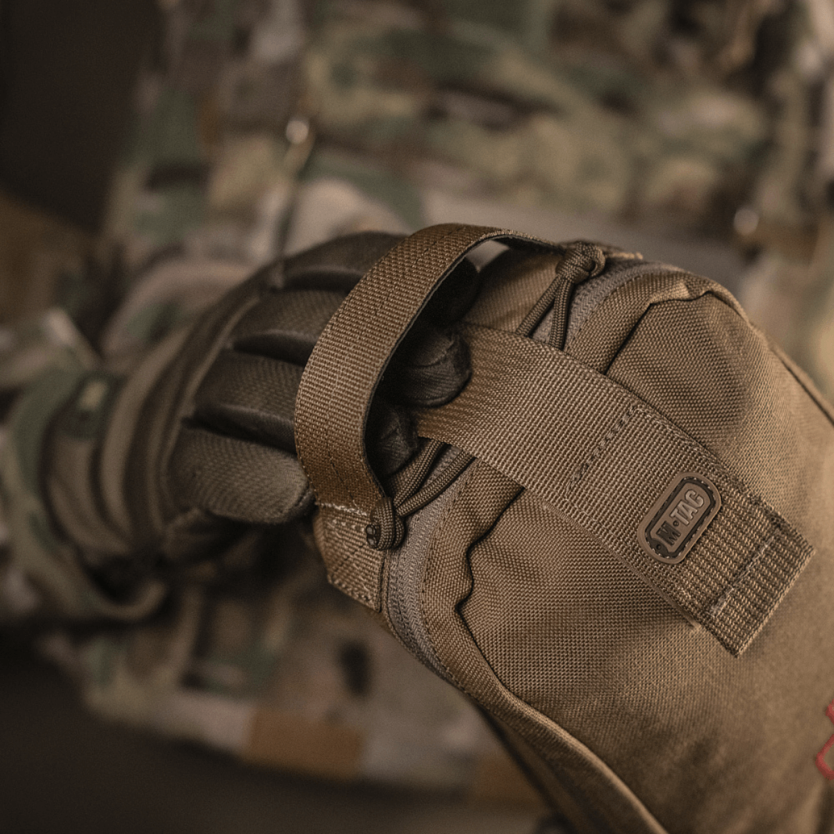 M-Tac Medical Pouch Rip Off monteret på MOLLE Velcro-panel, designet til hurtigt fjernelse med robust lynlås til medicinsk opbevaring.