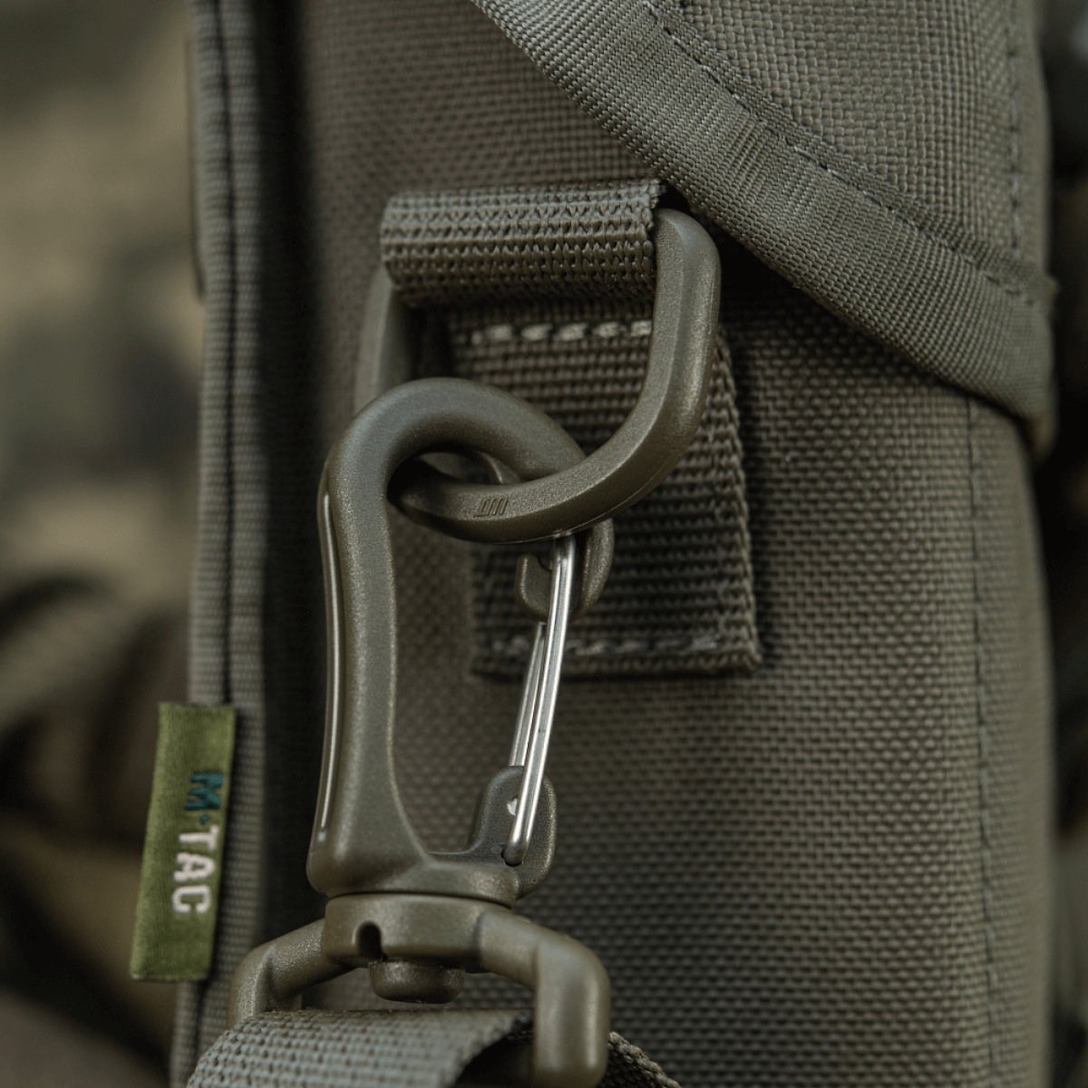 Detaljeret billede af M-Tac Taske til Natkikkert PVS-14 med fastgørelseskrog, der fremhæver holdbarhed og design.