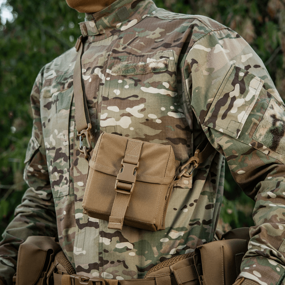 Soldat bærer M-Tac Taske til Natkikkert PVS-14 på brystet i camouflagetøj, ideel til sikker opbevaring af natkikkerter.