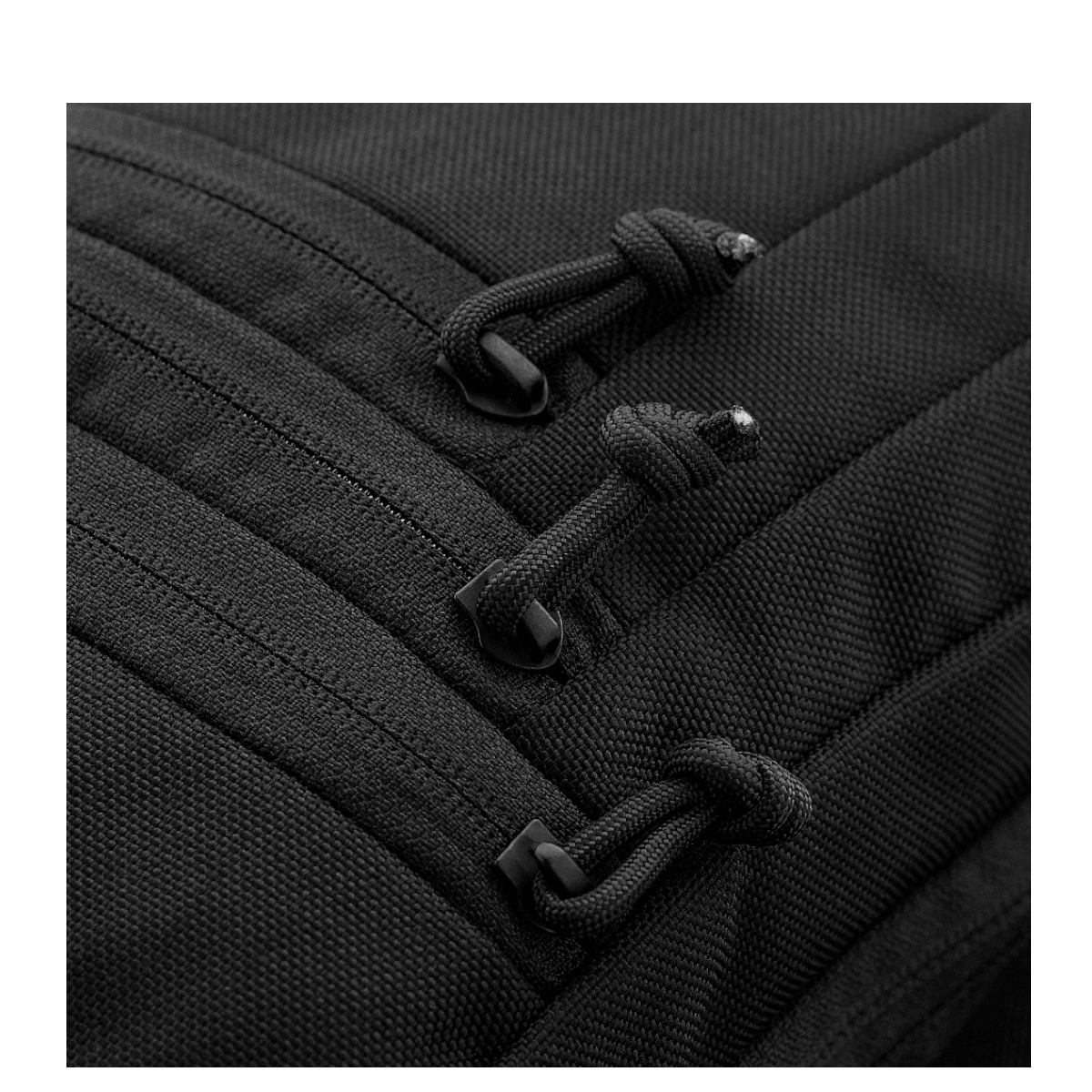 M-Tac Carry Sling Taske Elite Gen.IV med justerbare stropper for diskret våbenbæring. Nærbillede af sort skuldertaske med lynlåse.