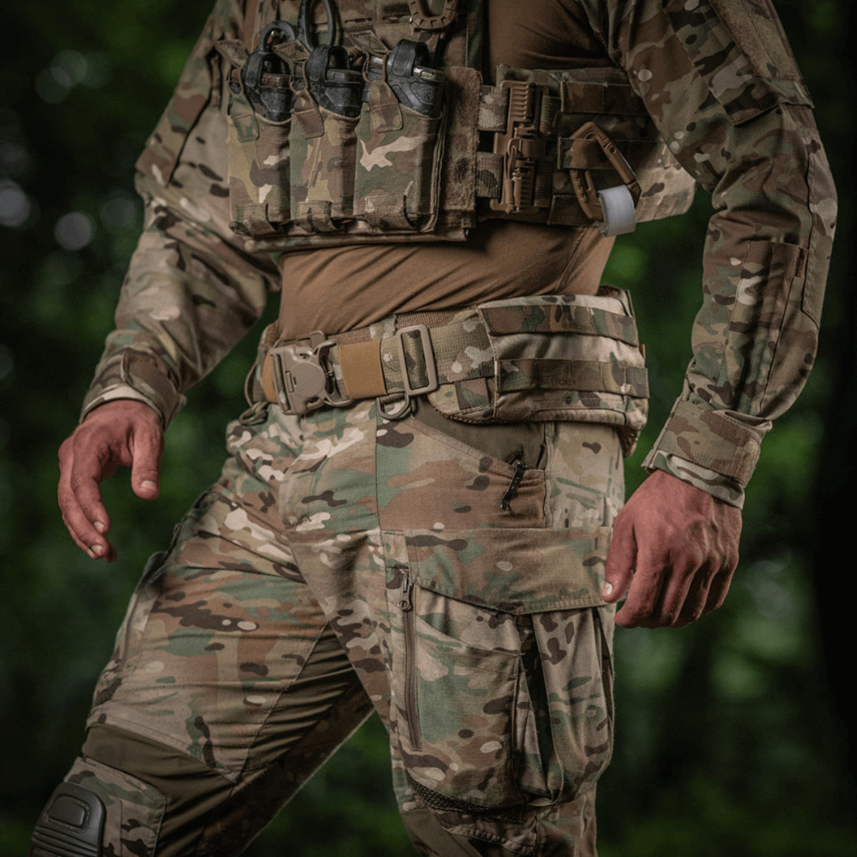 M-Tac War Belt ARMOR taktisk bælte i brug med camouflage tøj og MOLLE-webbing til kampopgaver.