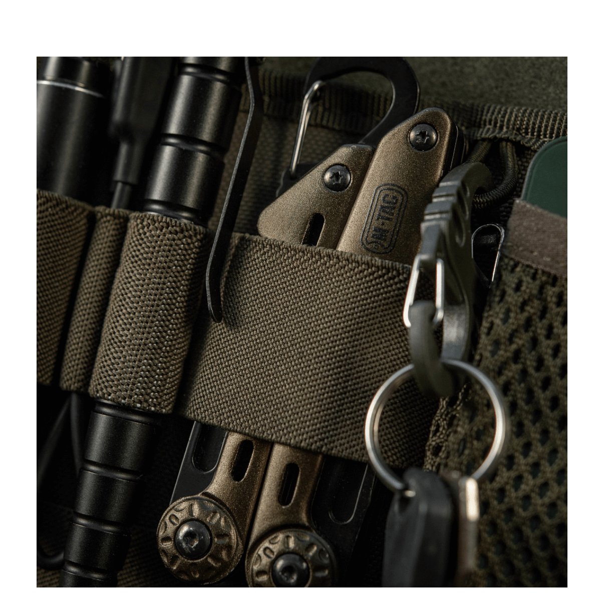 M-Tac Hook & Loop Low Profile Admin Panel med elastiske holdere til taktisk pen, lommelygte og multitool i en taske.