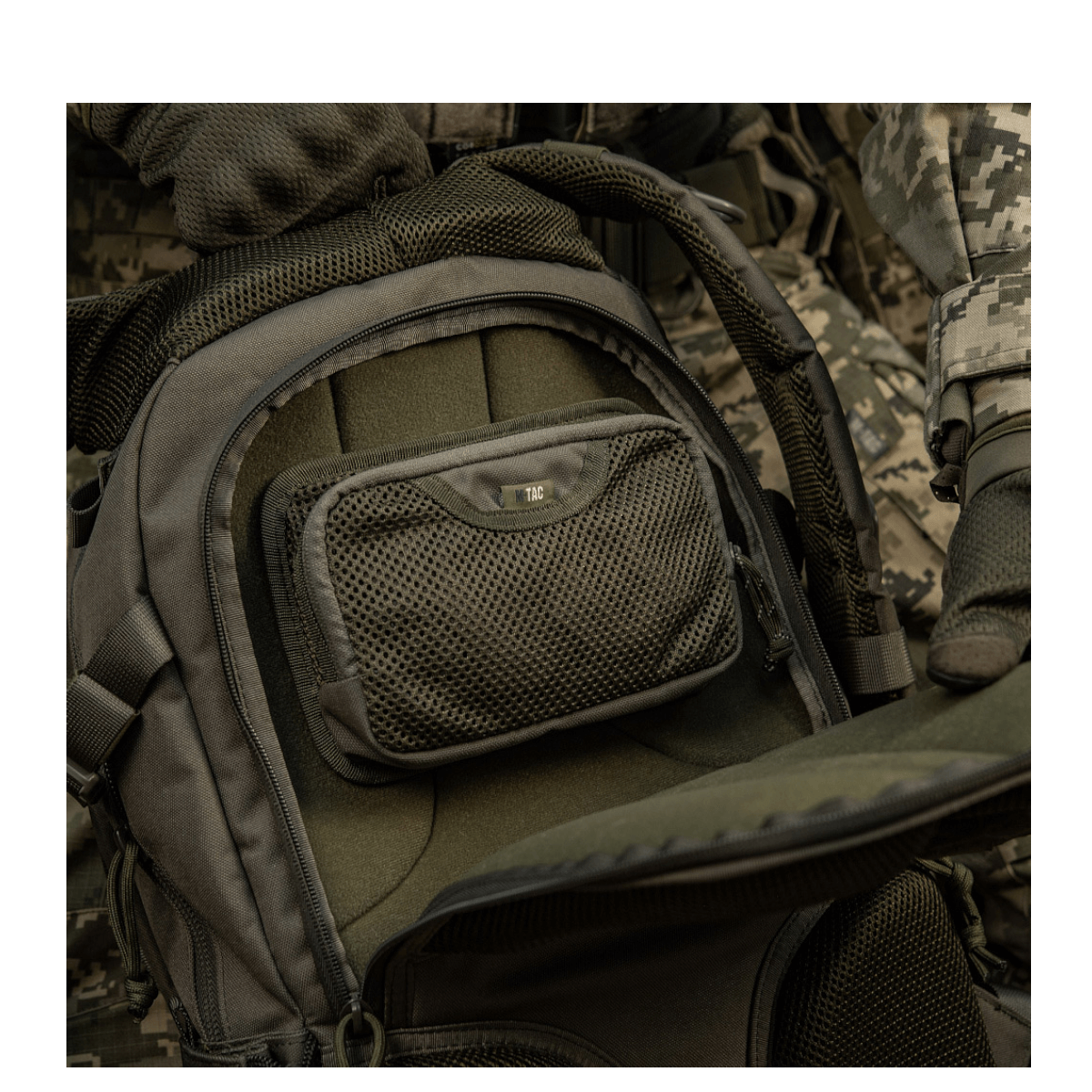 M-Tac Hook & Loop Utility Panel indvendigt i en rygsæk, viser det modulære zip-mesh design, ideelt til organisering af småting. Størrelse 19x13 cm.