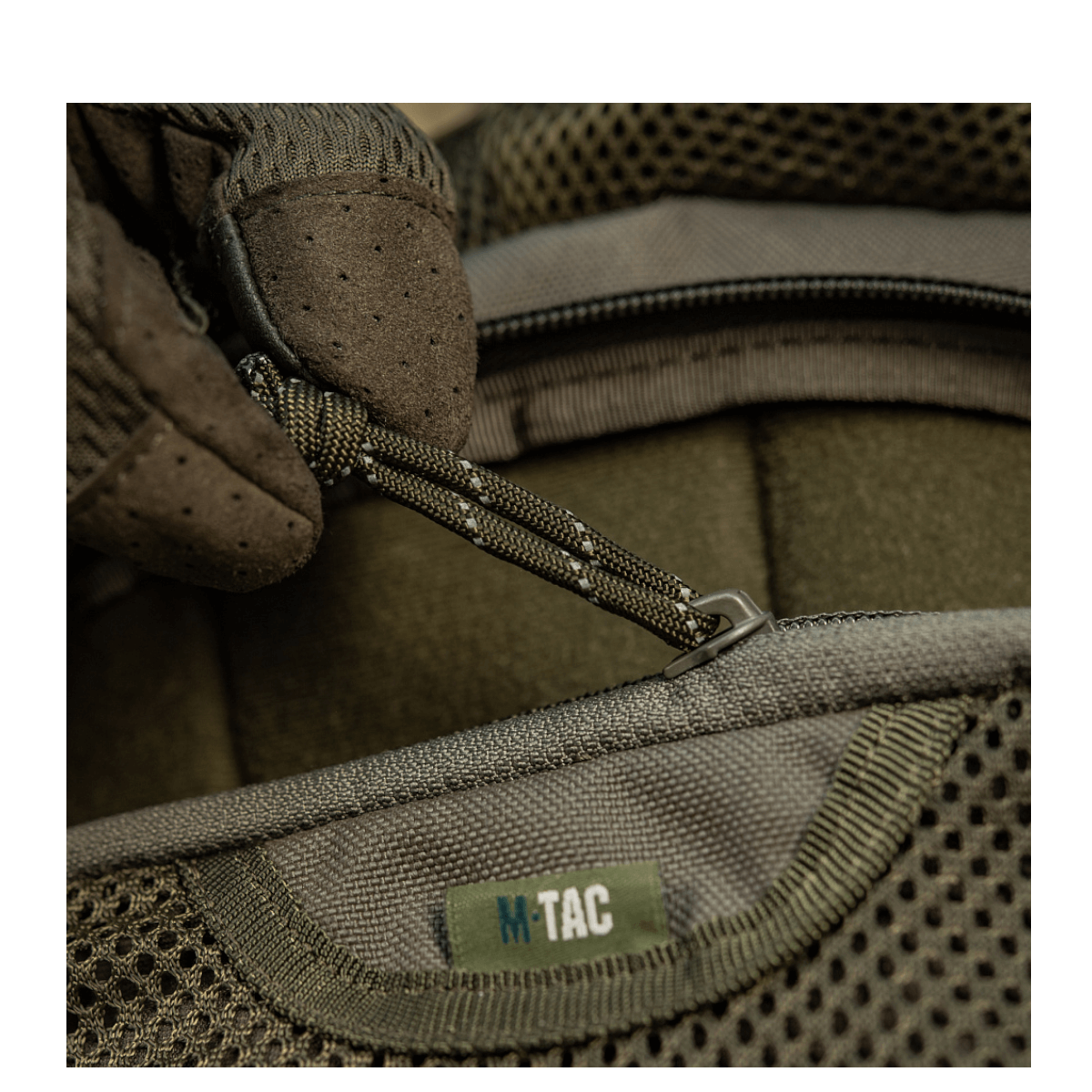 M-Tac Hook & Loop Utility Panel i brug med lynlåslomme åbnet. Ideel til taskeorganisation og opbevaring.