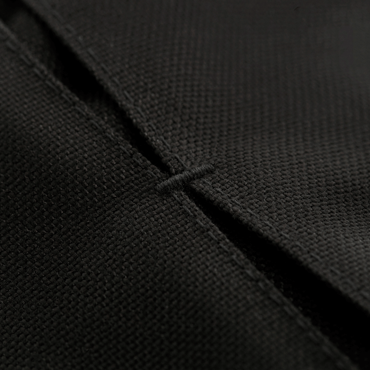 Nærbillede af syninger på M-Tac Mag Drop Pouch Elite med MOLLE-fastgørelser.