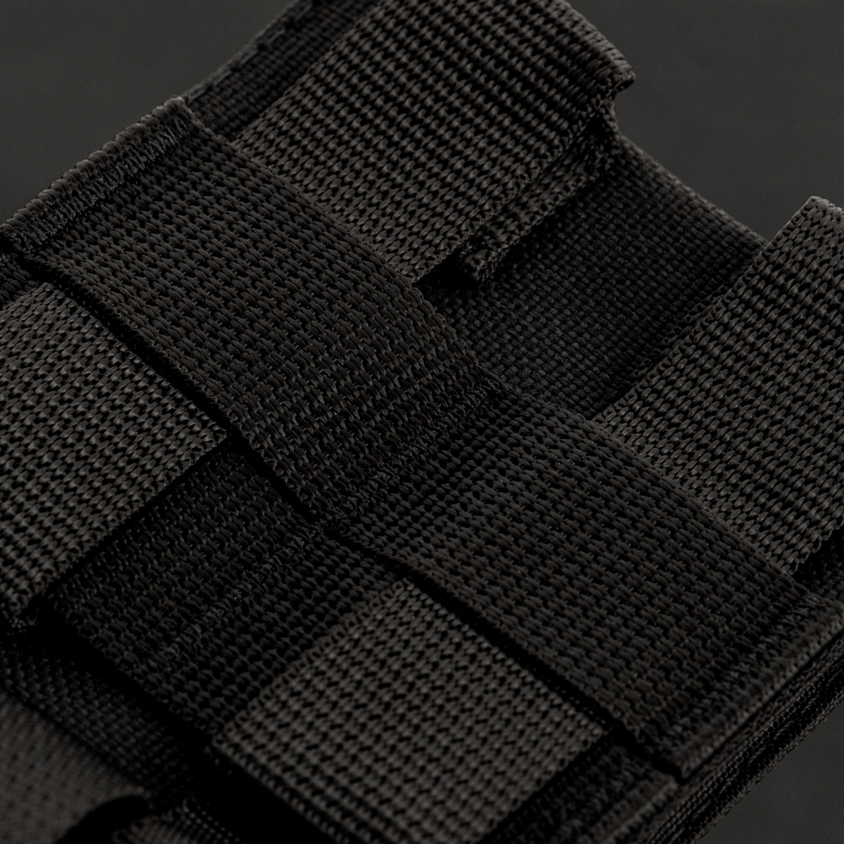 Nærbillede af M-Tac Mag Drop Pouch Elite med MOLLE-fastgørelser til sikker magasinopbevaring og hurtig tømning.