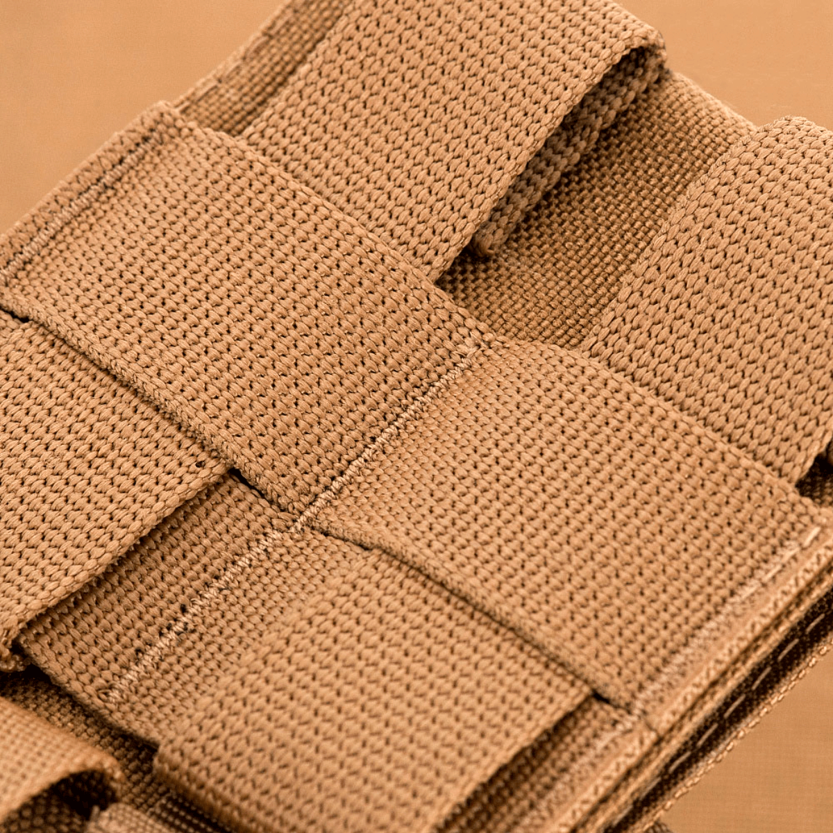 Nærbillede af M-Tac Mag Drop Pouch Elite med MOLLE-fastgørelser, designet til sikker blind udskiftning af magasiner.