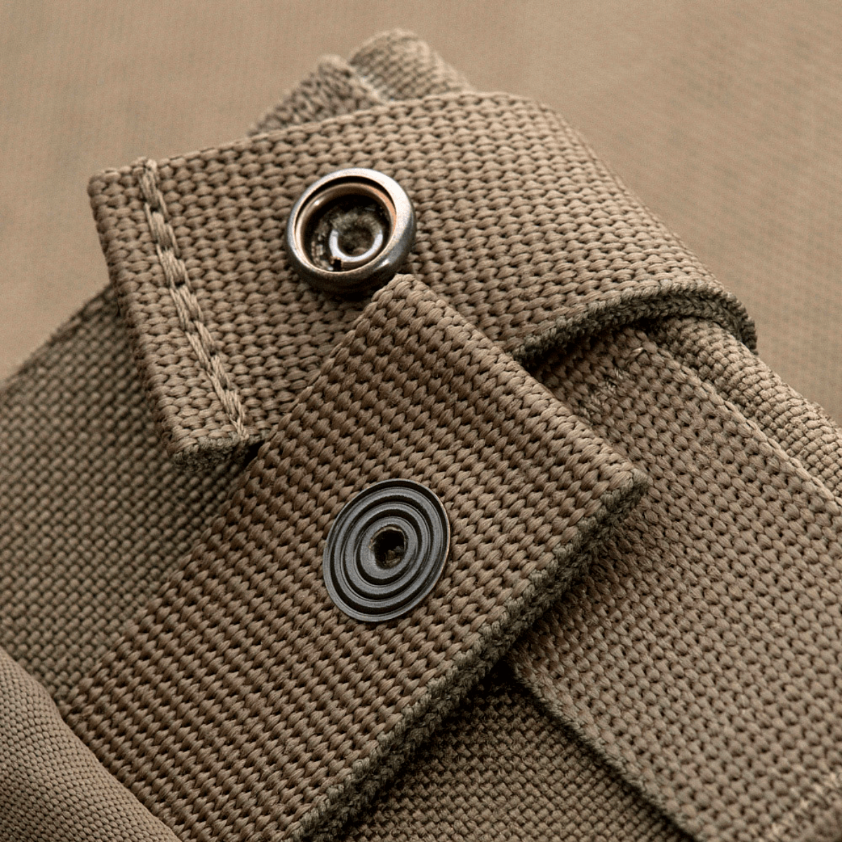 Nærbillede af M-Tac Mag Drop Pouch Elite med MOLLE-fastgørelser og hurtig-udløsningssystem, ideel til nødgenopladning af våben.