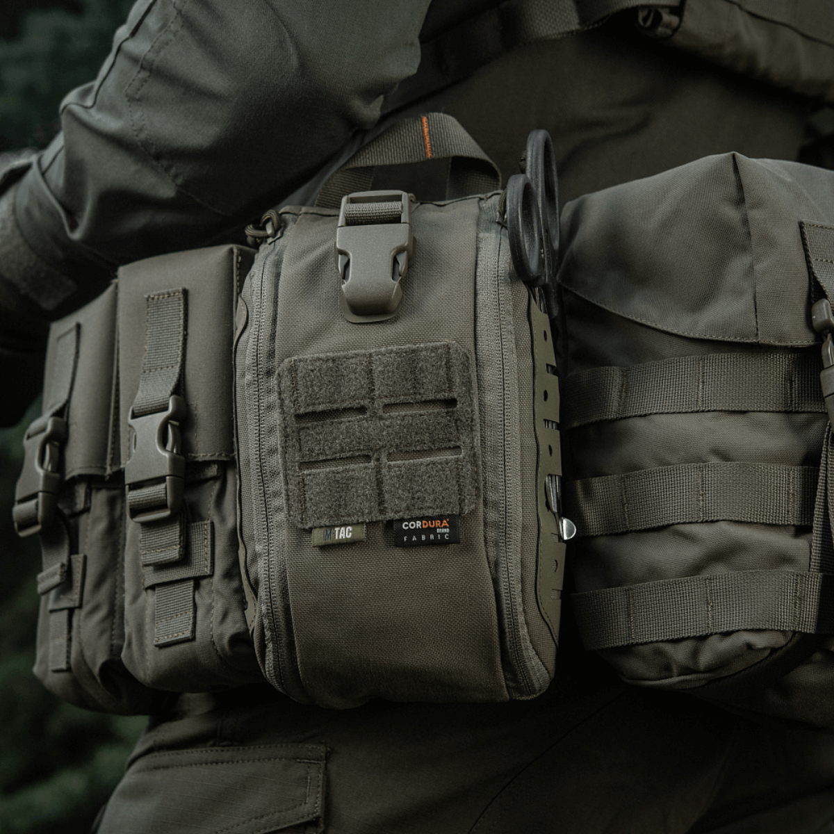 Billede af M-Tac Medical Pouch Elite Rip Off, en taktisk førstehjælpstaske med brugervenlig åbning og effektiv organisering.