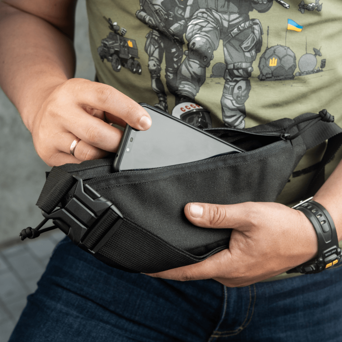 M-Tac Tactical Waist Bag Gen.II Elite bruges til at opbevare en smartphone, ideel til taktisk brug og hverdag i slidstærk Cordura 1000D