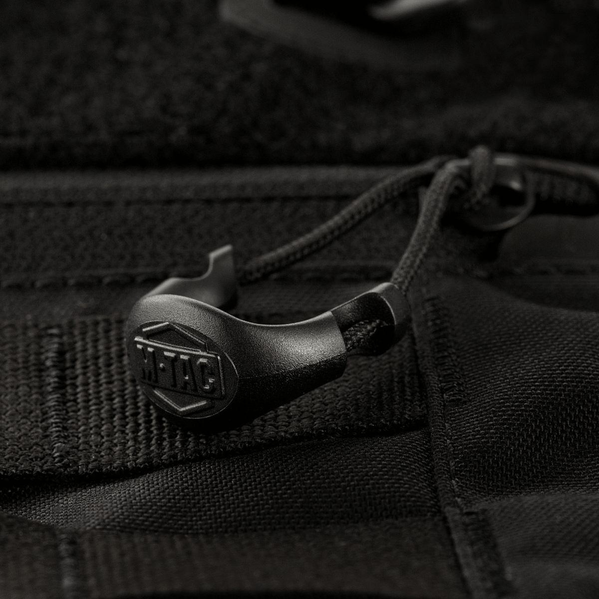 Detalje af M-Tac Rygsæk Gen.II Elite Large i slidstærk Cordura-materiale med stærk syning og lynlåsudtræk detaljeret visning.