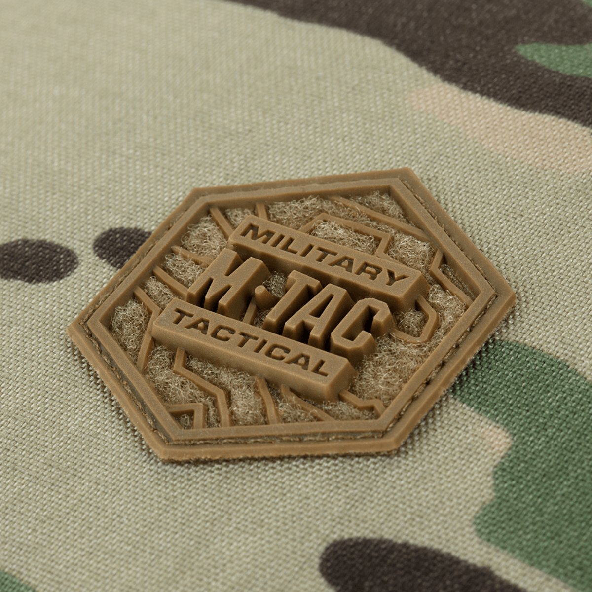 Close-up af M-Tac Gun Backpack Case 125 cm Gen.II Elite med militært camouflagedesign.