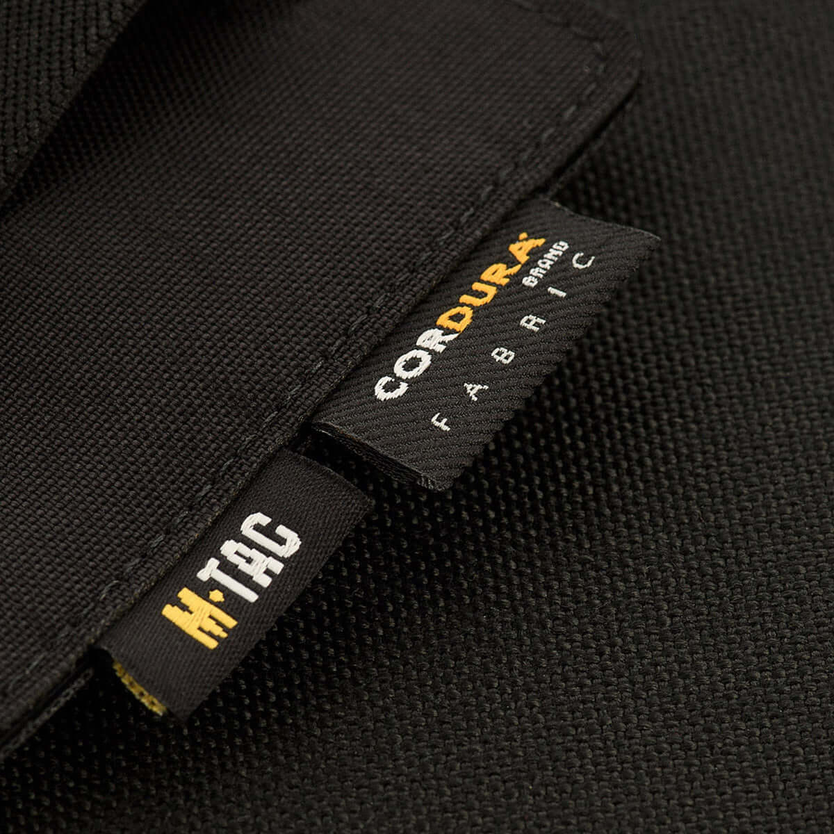 M-Tac Double Mag Pouch Hook Backed Magazine med Cordura mærkeetiket, designet til at transportere to pistolmagasiner og lignende genstande.